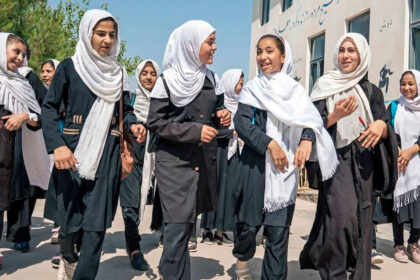 Unicef Mark Naftalin Meninas caminham para a escola em Herat no Afeganistao | Saiba Já News