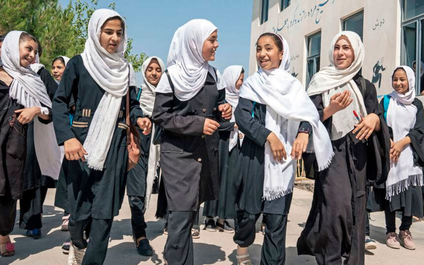 Unicef Mark Naftalin Meninas caminham para a escola em Herat no Afeganistao | Saiba Já News