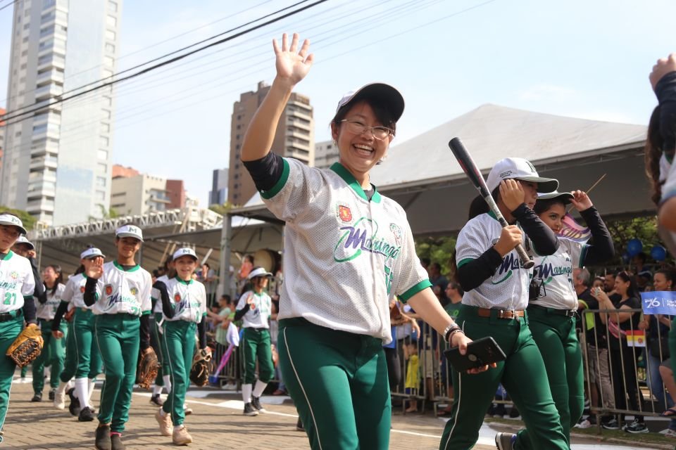 Milhares de pessoas celebram 76 anos de Maringá em tradicional desfile de aniversário 5 gd 37ff302ced8a
