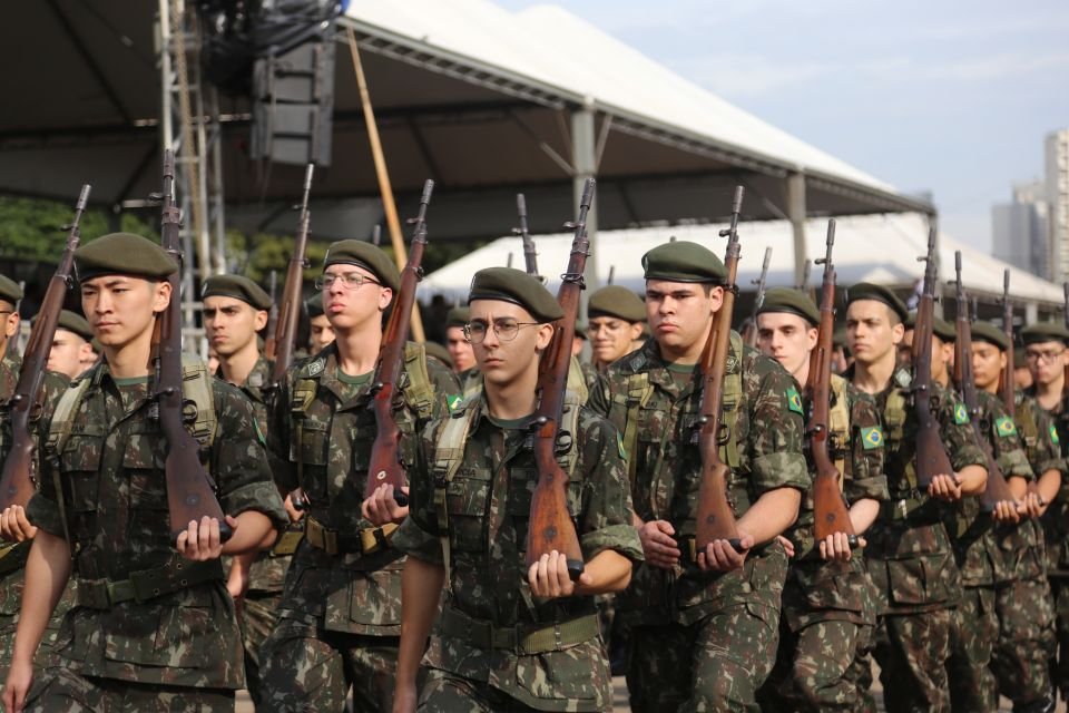 Milhares de pessoas celebram 76 anos de Maringá em tradicional desfile de aniversário 3 gd 44009a2401b0