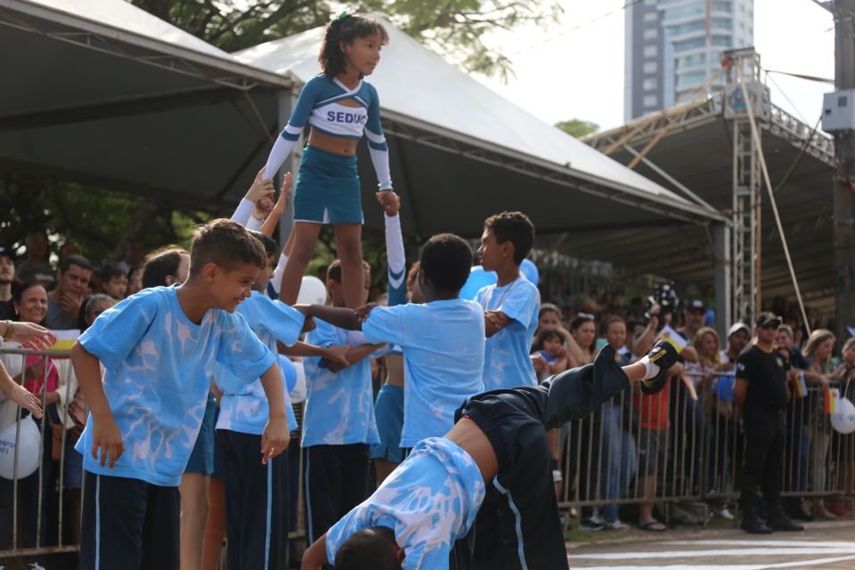 Milhares de pessoas celebram 76 anos de Maringá em tradicional desfile de aniversário 6 gd 511ed54da9f1
