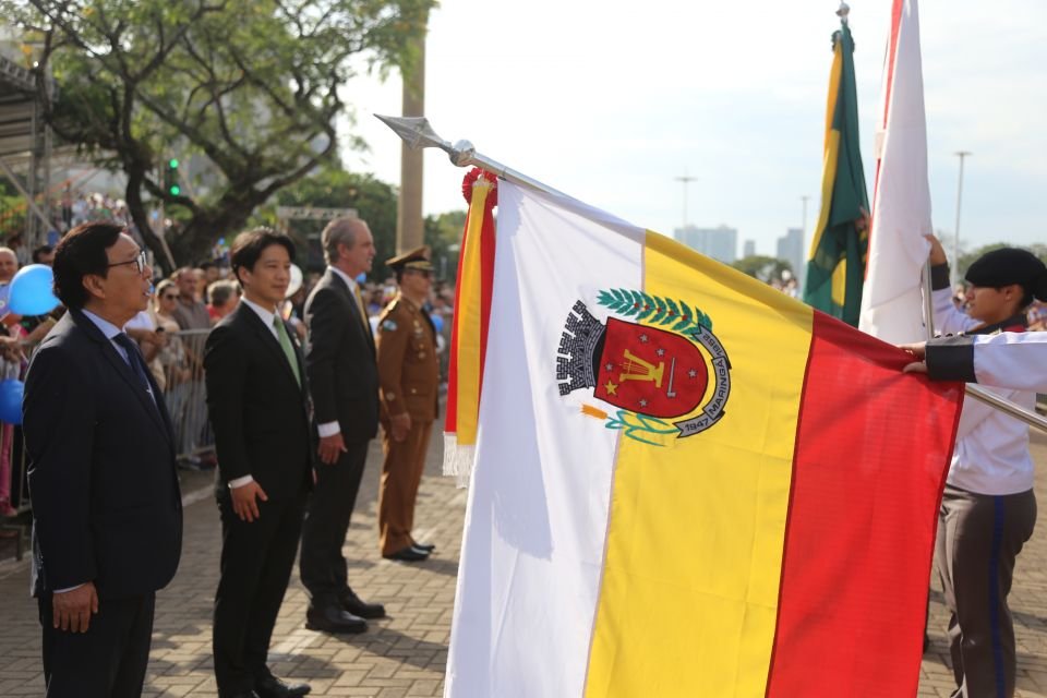 Milhares de pessoas celebram 76 anos de Maringá em tradicional desfile de aniversário 7 gd 6a3c709a8465