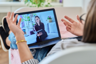 Atendimento psicológico online é alternativa para brasileiros que moram fora