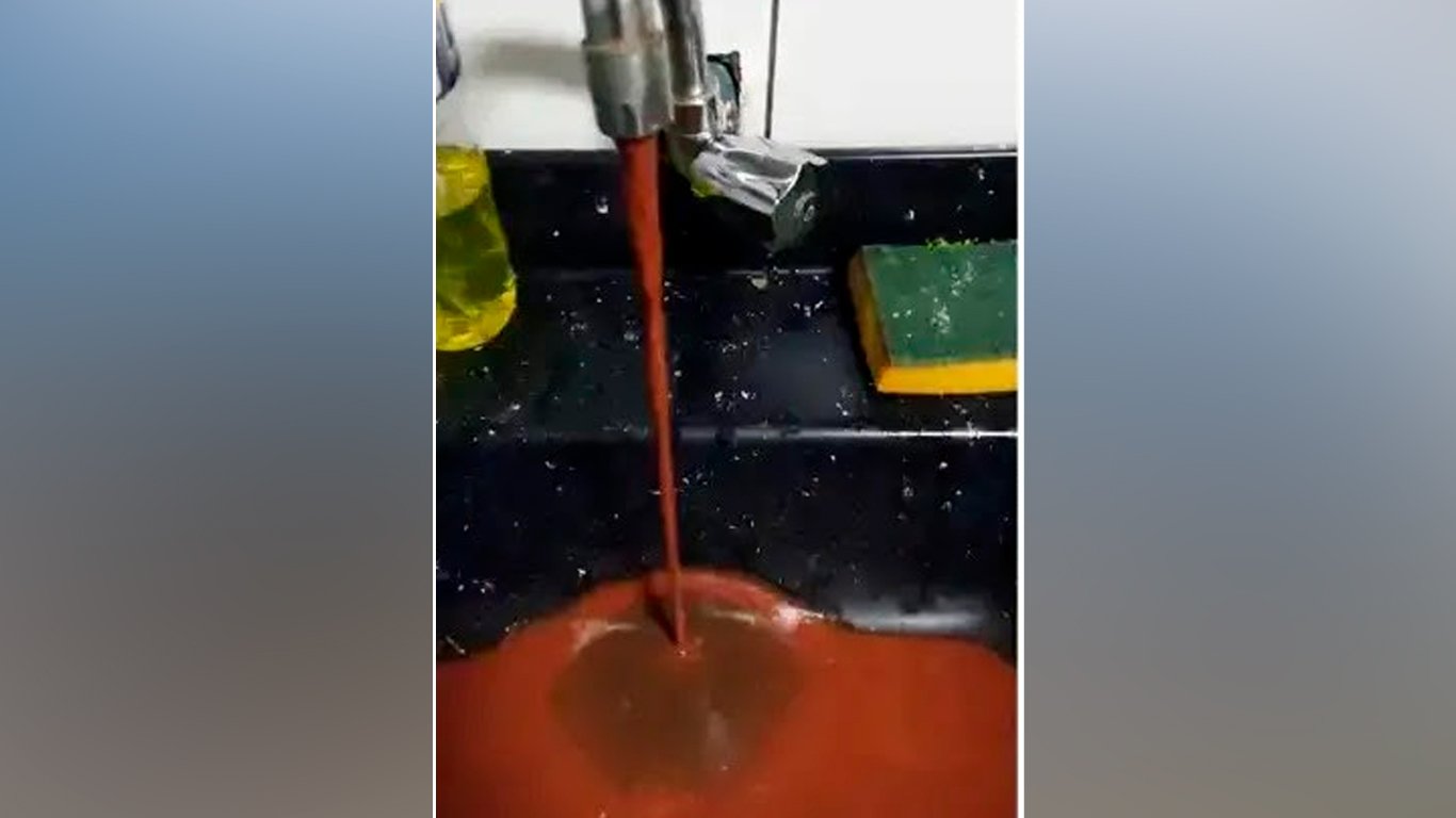 Agua suja nas torneiras