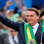 Ex presidente Jair Bolsonarocom a faixa presidencial em verde e amarelo
