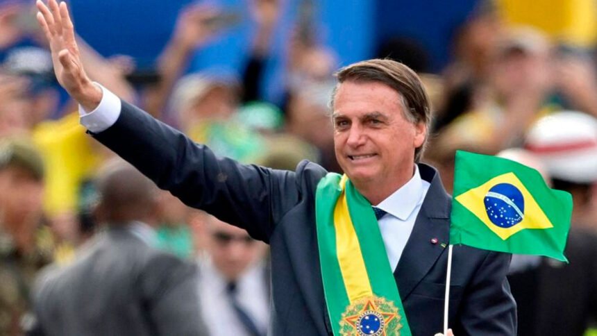 Ex presidente Jair Bolsonarocom a faixa presidencial em verde e amarelo