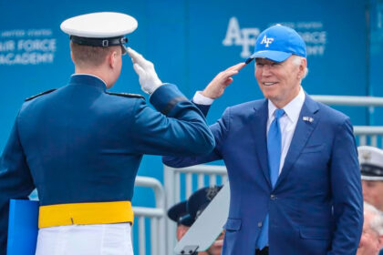 Joe Biden caiu na formatura da Academia da Forca Aerea