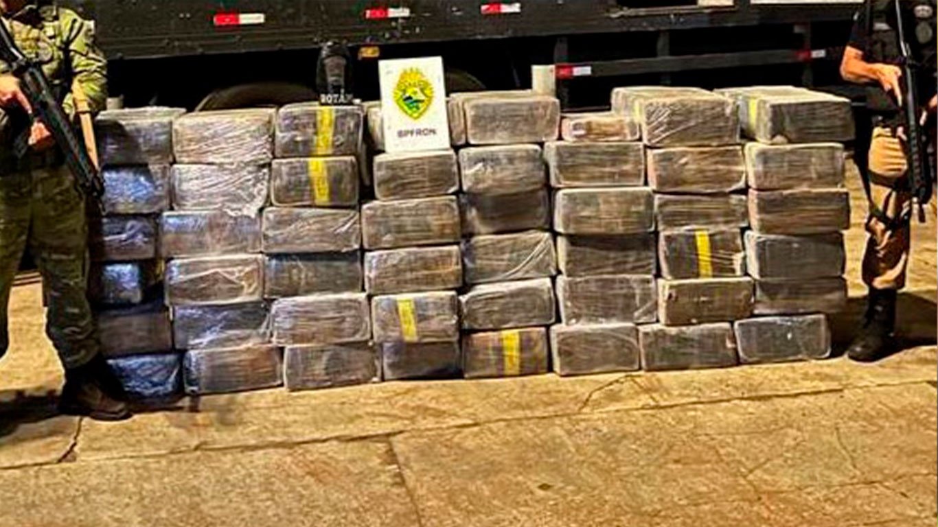 Policia Militar do Parana apreende caminhao com uma tonelada de maconha