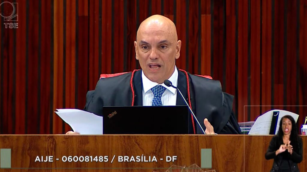 TSE condena Bolsonaro à inelegibilidade por oito anos 2 TSE julgamento de acao contra Bolsonaro foto de Alexandre de Moraes