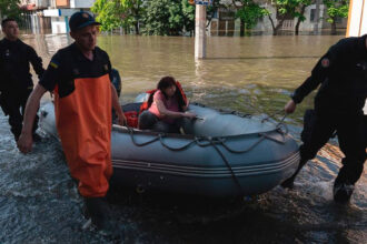 Uma mulher e evacuada de um bairro inundado de Kherson apos a destruicao da barragem de Kakhovka no sul da Ucrania | Saiba Já News