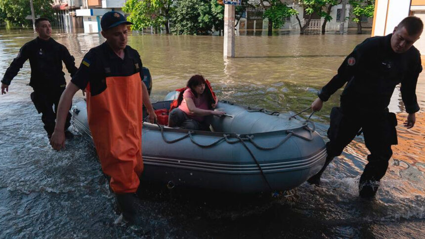 Uma mulher e evacuada de um bairro inundado de Kherson apos a destruicao da barragem de Kakhovka no sul da Ucrania | Saiba Já News