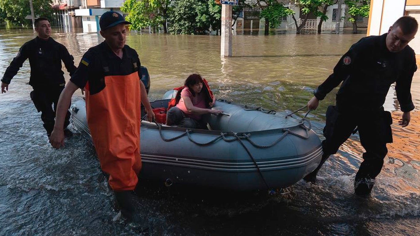 Uma mulher e evacuada de um bairro inundado de Kherson apos a destruicao da barragem de Kakhovka no sul da Ucrania