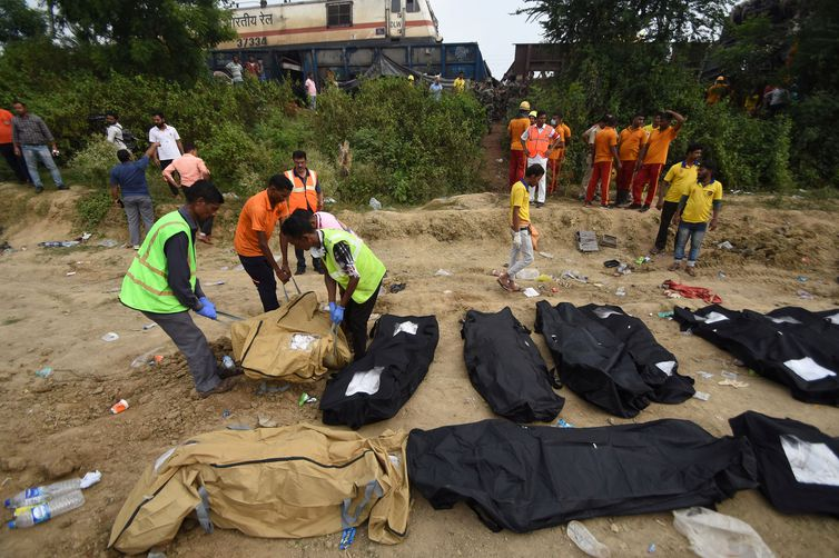 Chega a quase 300 o número de mortes em colisão entre dois trens na Índia 2 image 3