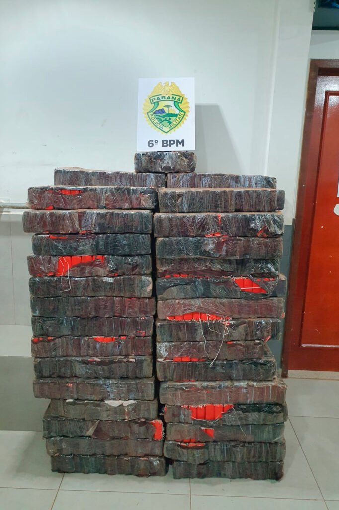 Tentou fugir e capotou! Polícia prende carros com centenas de quilos de maconha 3 whatsapp image 2023 06 28 at 08.39.25