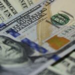 Ibovespa mantém alta mesmo com oscilação do dólar