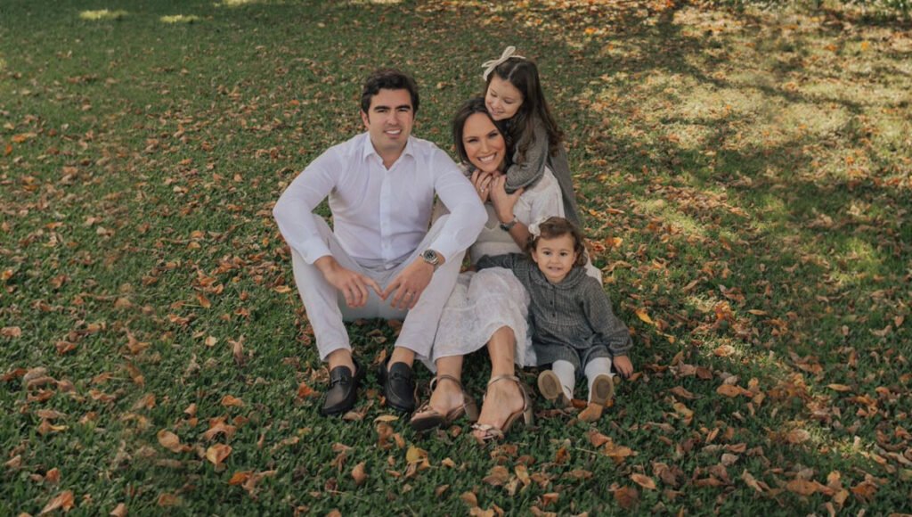 O advogado Diego Campos e sua esposa, a deputada estadual Maria Victoria e as filhas do casal. Foto: Arquivo pessoal de Maria Victoria.