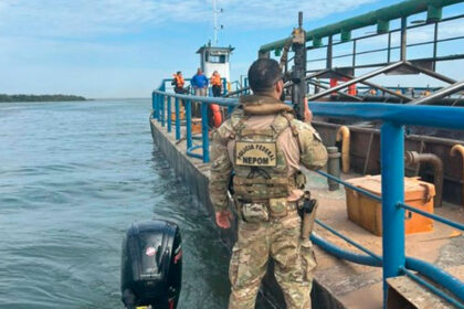 Extração ilegal de areia no Rio Paraná