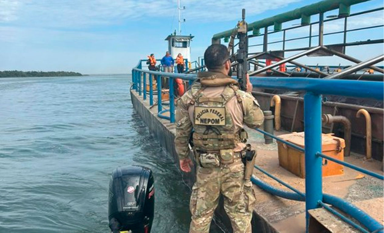 Extração ilegal de areia no Rio Paraná