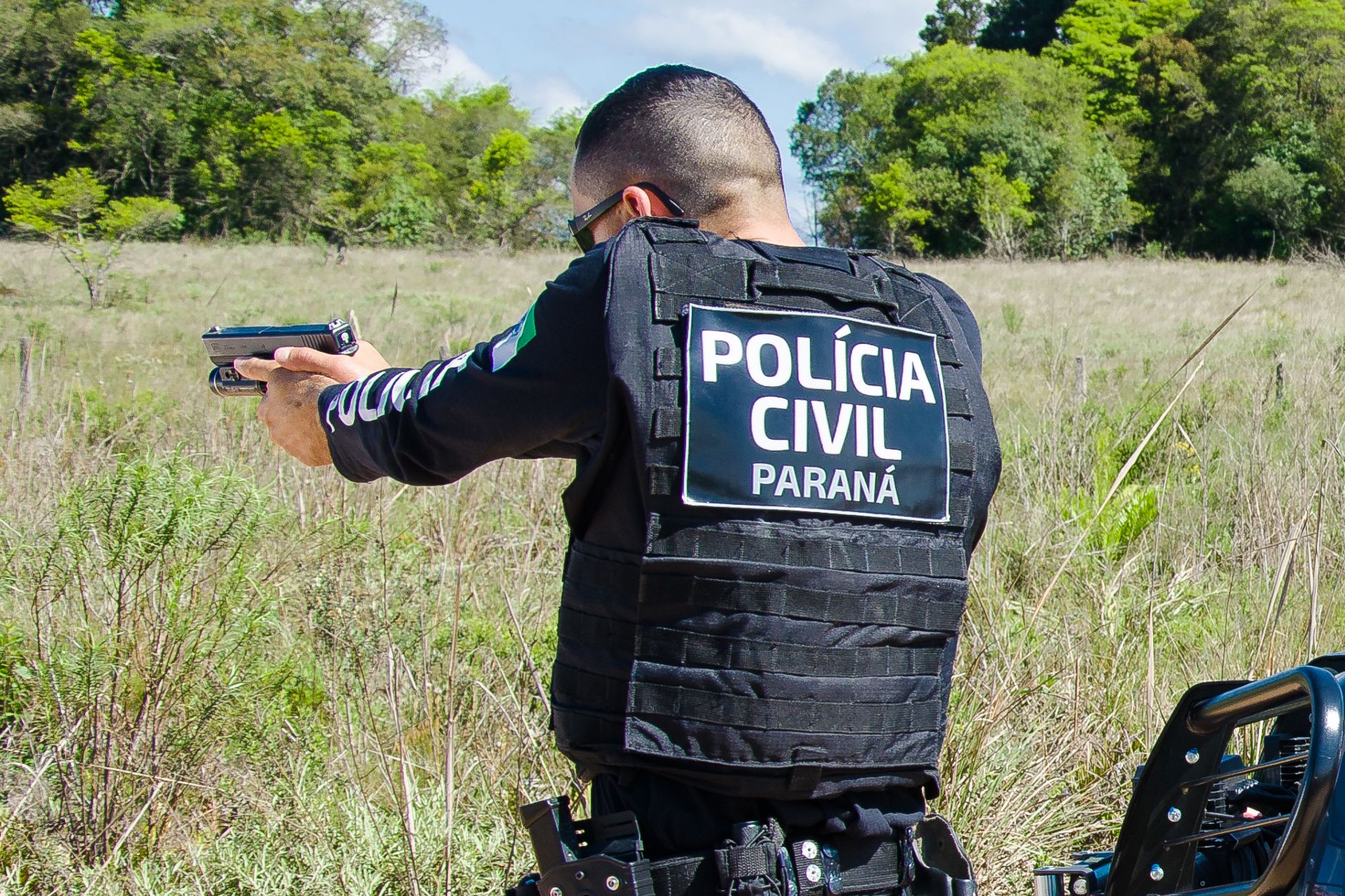 Policia Civil aponta arma de fogo