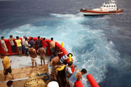 Barcos naufragam com imigrantes na Itália