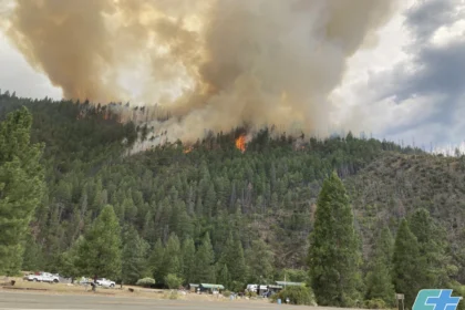 Cidade se esvazia enquanto milhares fogem de incêndio perto da capital dos Territórios do Noroeste do Canadá