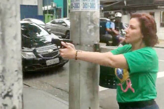 Carla Zambelli com arma em punho