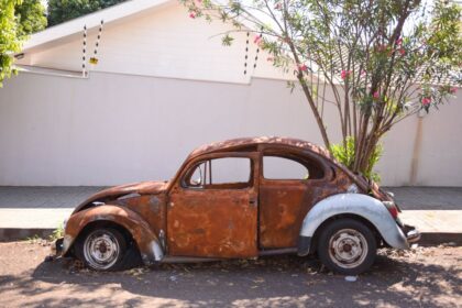 Prefeitura inicia remoção de veículos em estado de abandono das ruas da cidade