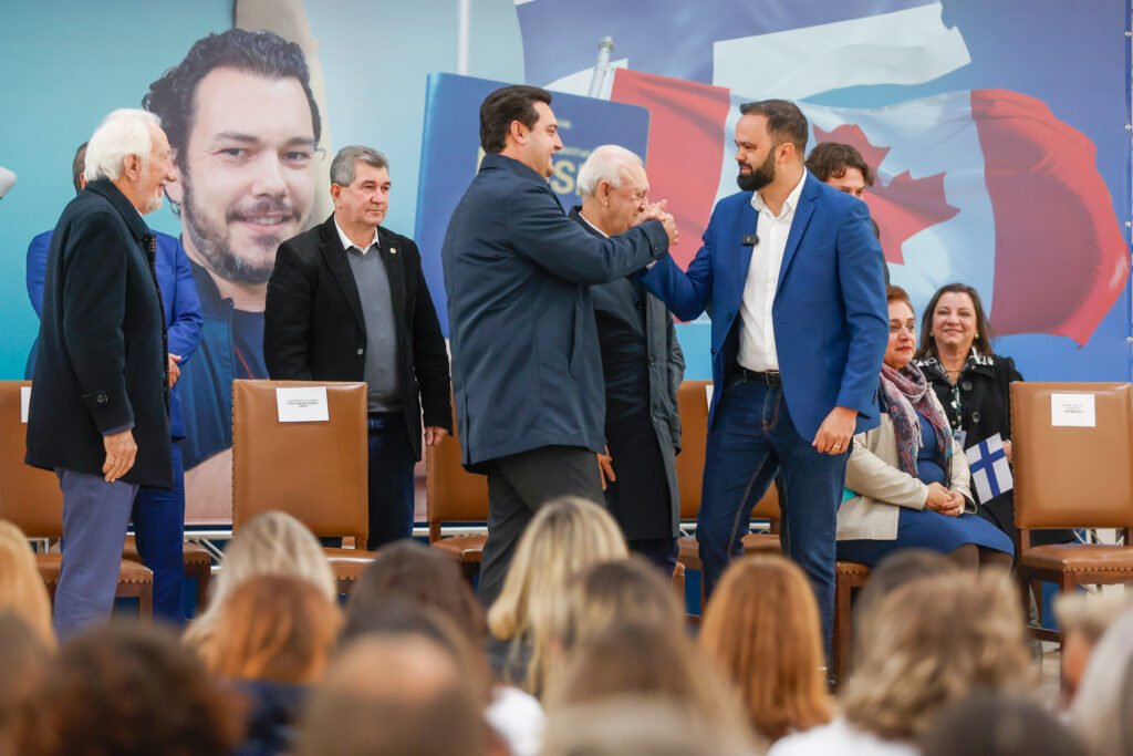 99 professores do Paraná vão embarcar em outubro para cursos no Canadá e Finlândia 3 99 professores do Paraná vão embarcar em outubro para cursos no Canadá e Finlândia