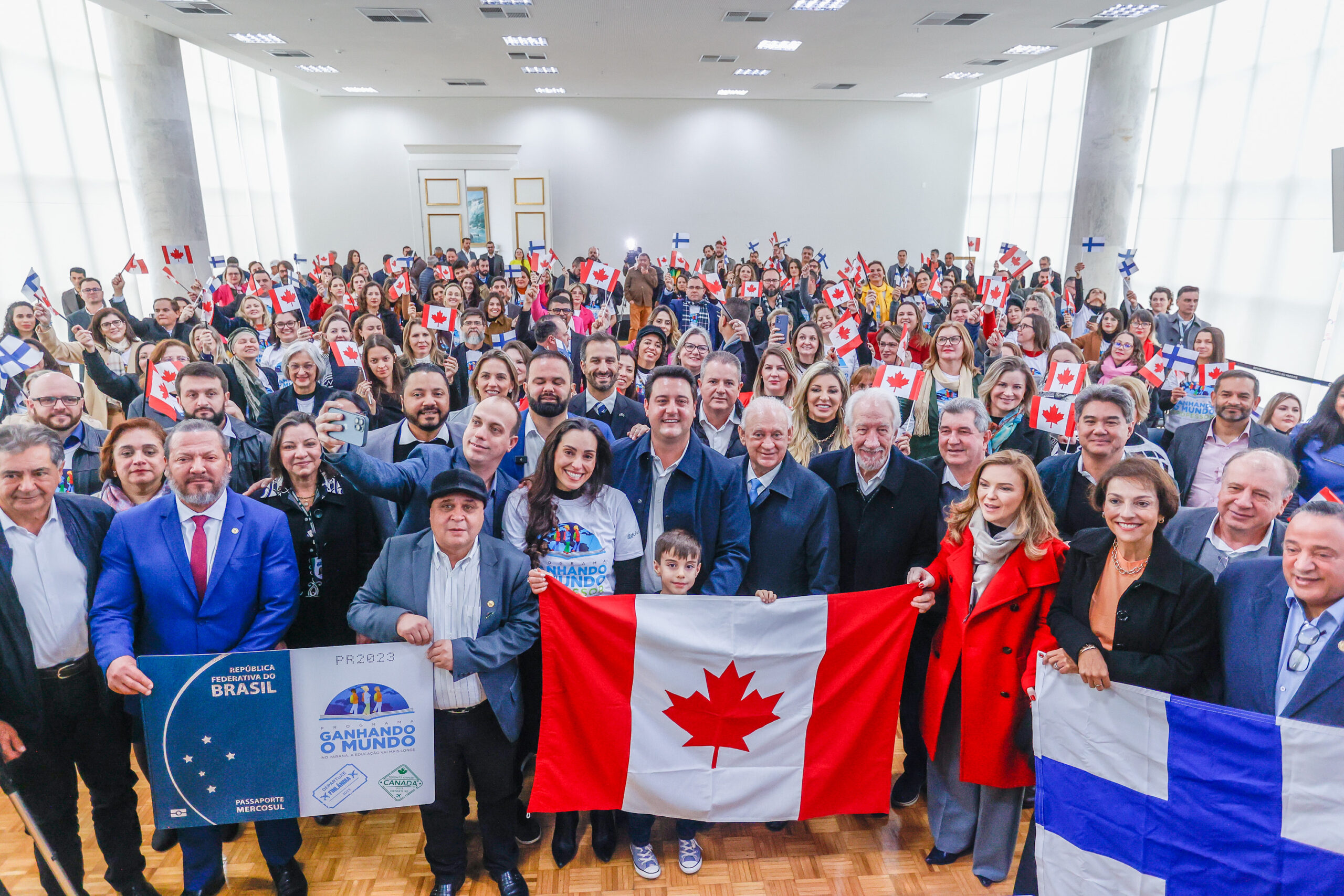 99 professores do Paraná vão embarcar em outubro para cursos no Canadá e Finlândia