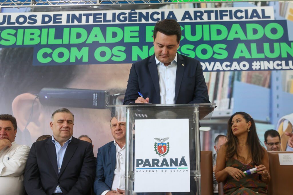 Governo do Paraná entrega óculos com inteligência artificial para apoiar alunos cegos da rede estadual 14 oculosgov 10