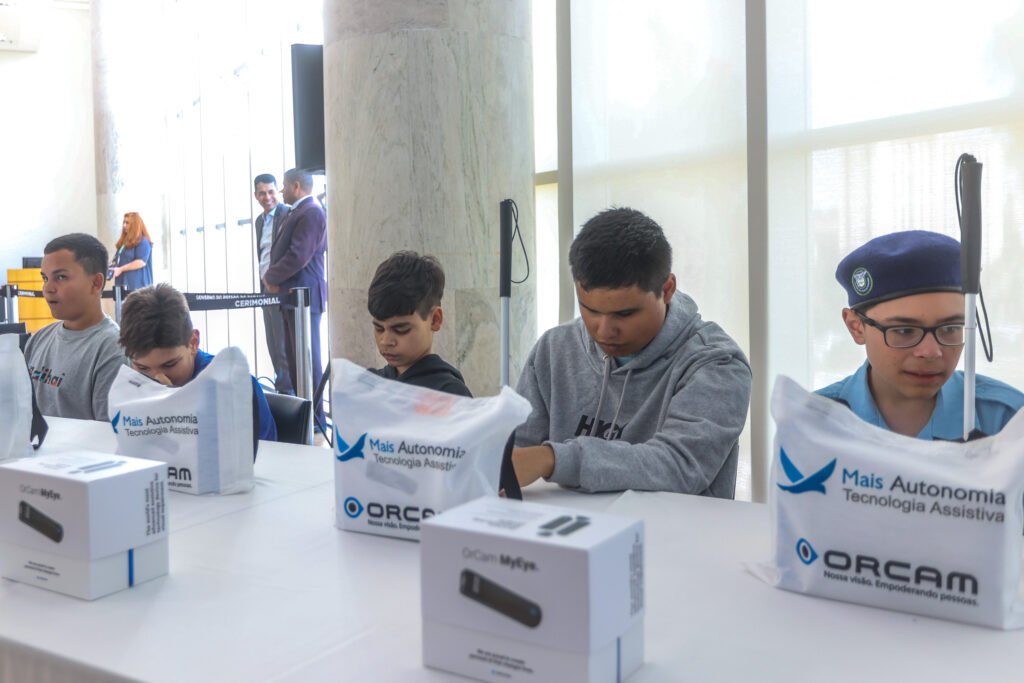 Governo do Paraná entrega óculos com inteligência artificial para apoiar alunos cegos da rede estadual 16 oculosgov