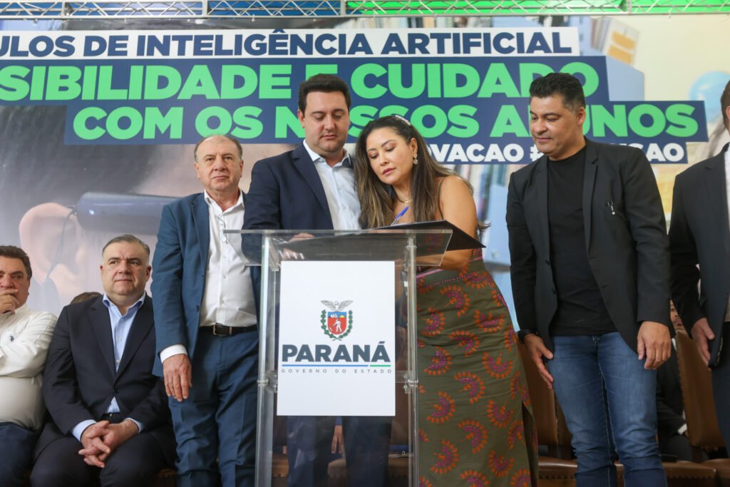 Governo do Paraná entrega óculos com inteligência artificial para apoiar alunos cegos da rede estadual 7 oculosgov 11