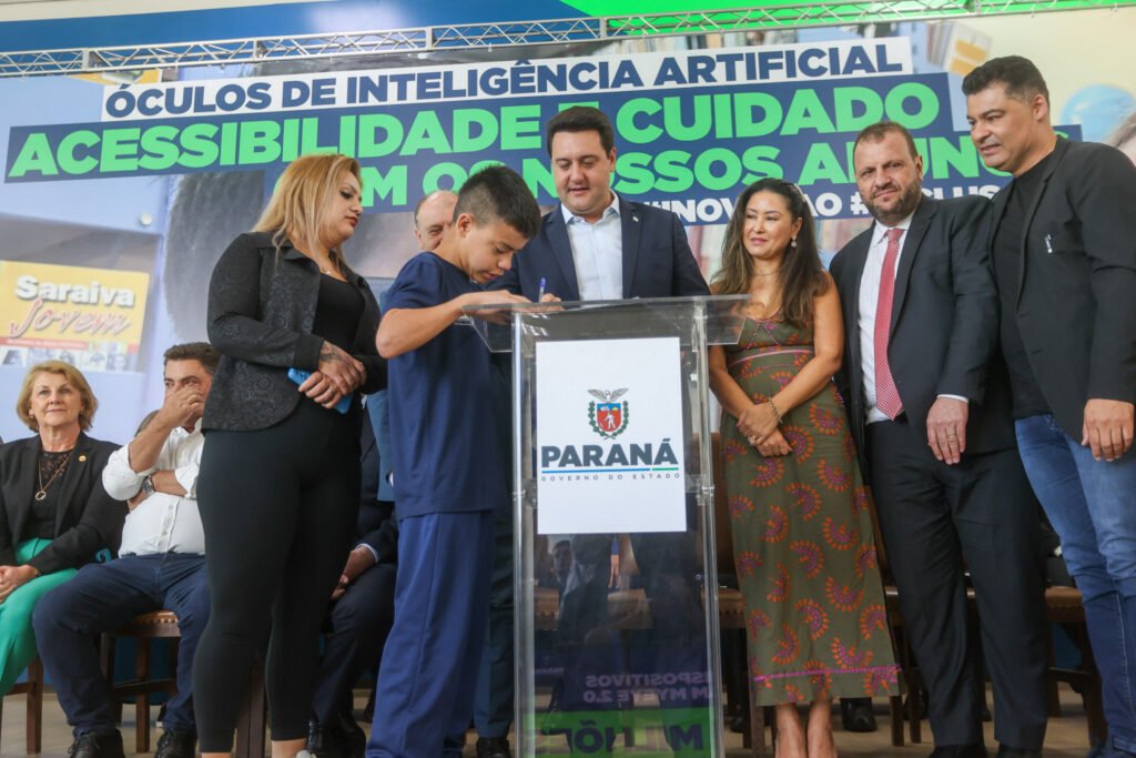 Governo do Paraná entrega óculos com inteligência artificial para apoiar alunos cegos da rede estadual 6 oculosgov 12