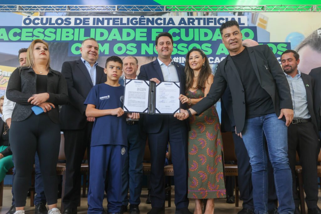 Governo do Paraná entrega óculos com inteligência artificial para apoiar alunos cegos da rede estadual 5 oculosgov 13
