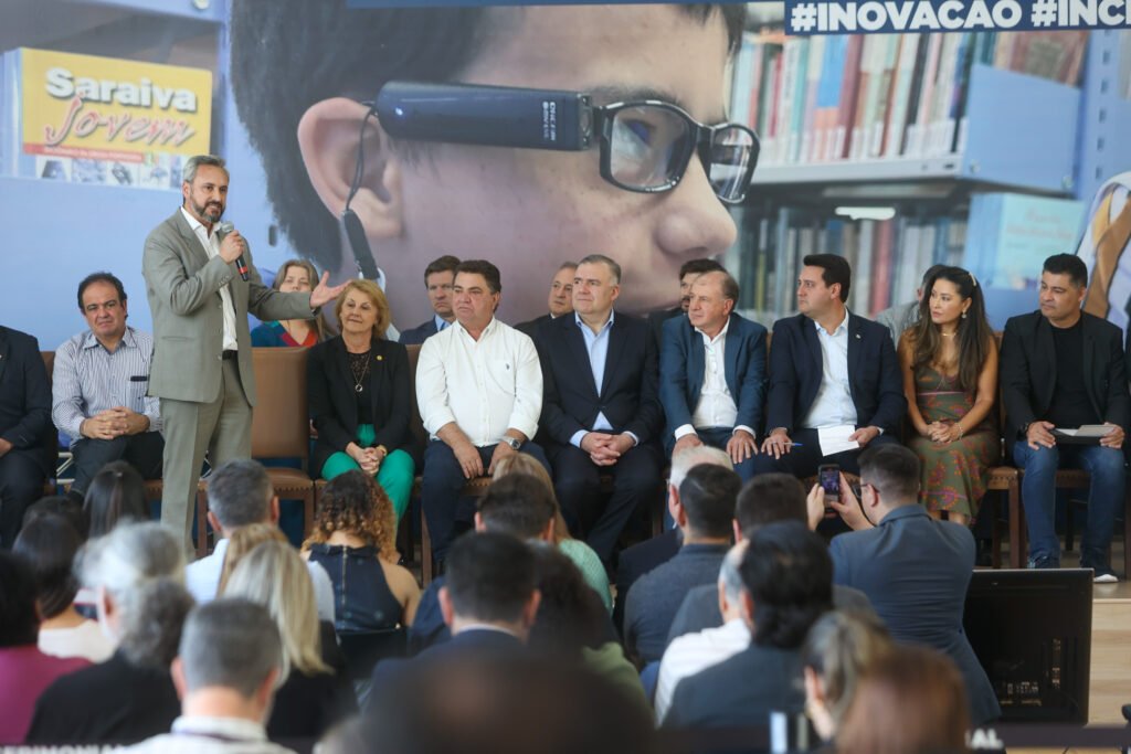 Governo do Paraná entrega óculos com inteligência artificial para apoiar alunos cegos da rede estadual 8 oculosgov 20