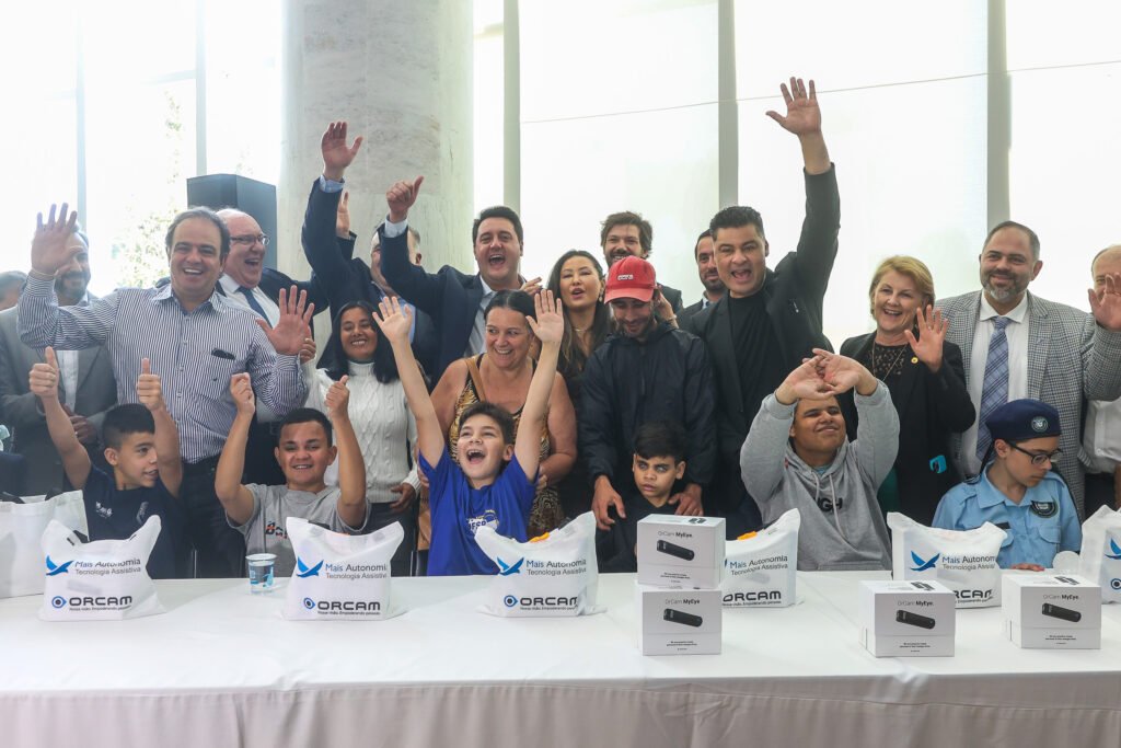 Governo do Paraná entrega óculos com inteligência artificial para apoiar alunos cegos da rede estadual 2 oculosgov 29