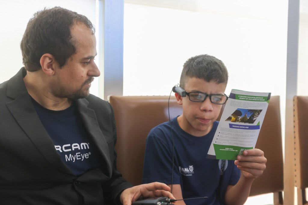 Governo do Paraná entrega óculos com inteligência artificial para apoiar alunos cegos da rede estadual 19 oculosgov 3