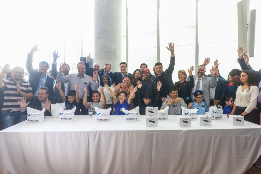 Governo do Paraná entrega óculos com inteligência artificial para apoiar alunos cegos da rede estadual 3 oculosgov 30
