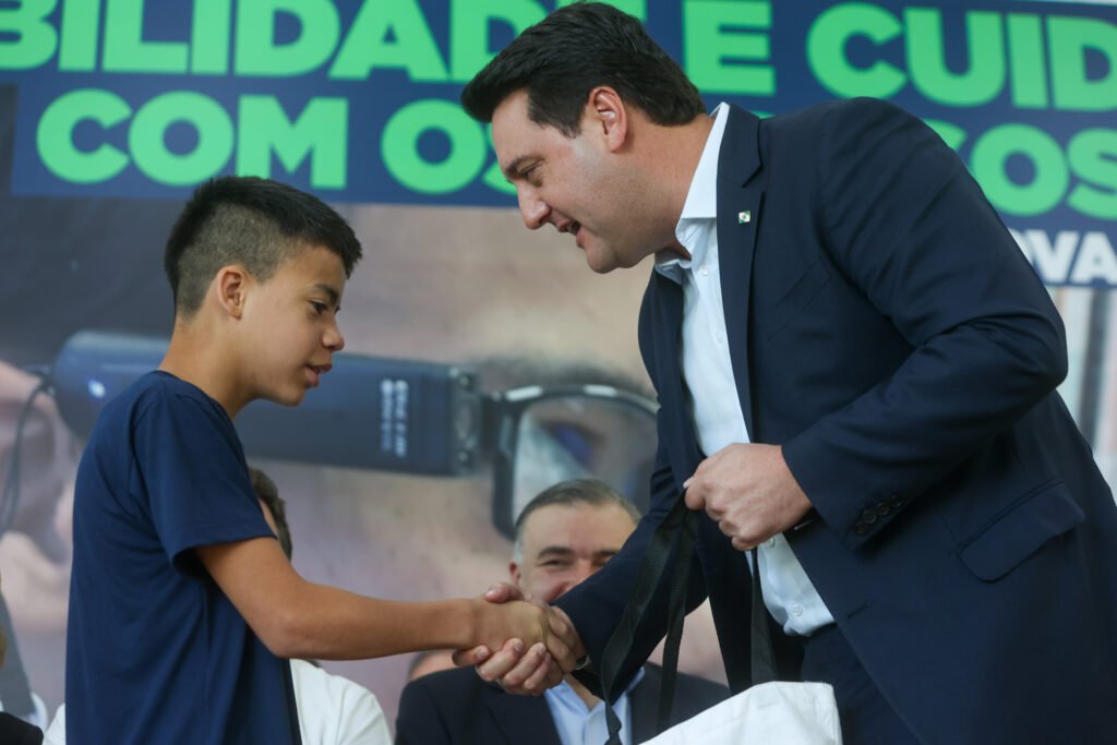 Governo do Paraná entrega óculos com inteligência artificial para apoiar alunos cegos da rede estadual 17 oculosgov 4
