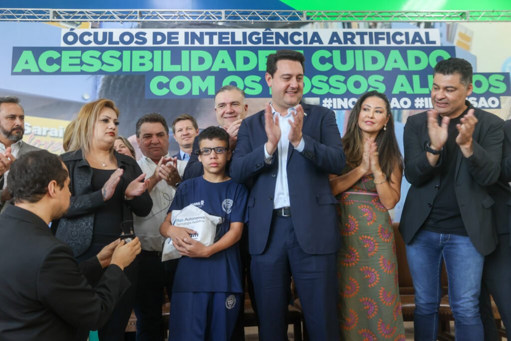 Governo do Paraná entrega óculos com inteligência artificial para apoiar alunos cegos da rede estadual 12 oculosgov 5