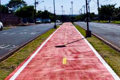 Nova ciclovia da Avenida Mário Clapier Urbinati, no Jardim Universitário