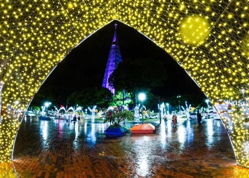 Centro de Maringá, praça da prefeitura, vista da catedral entre enfeite de Natal