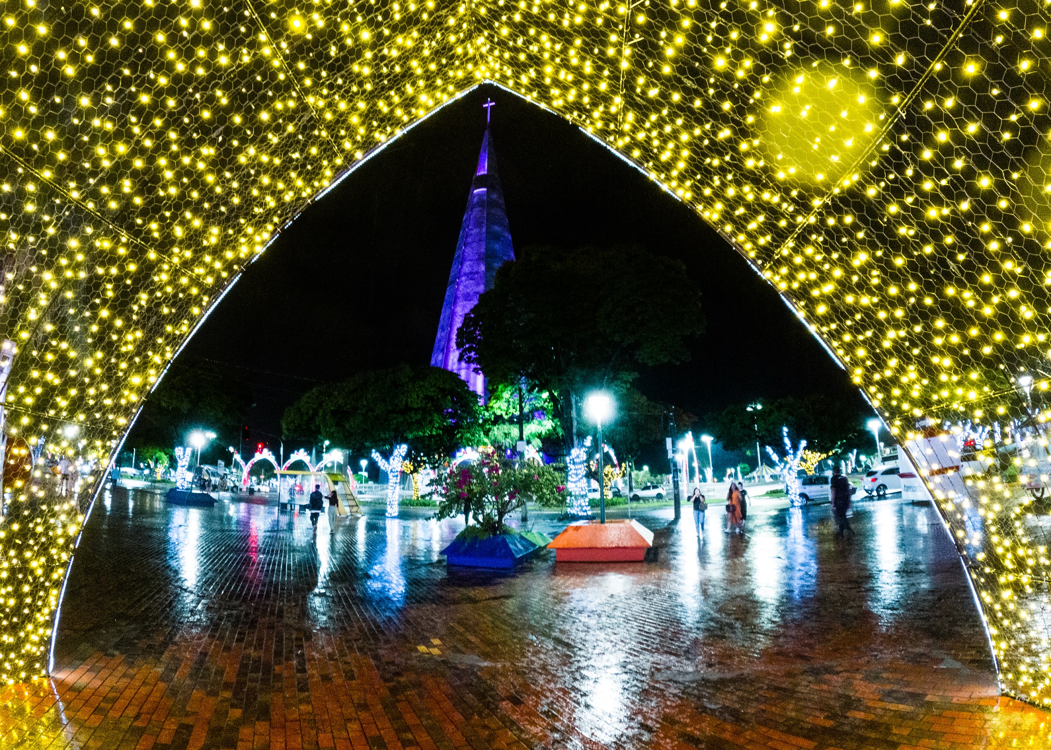 Centro de Maringá, praça da prefeitura, vista da catedral entre enfeite de Natal