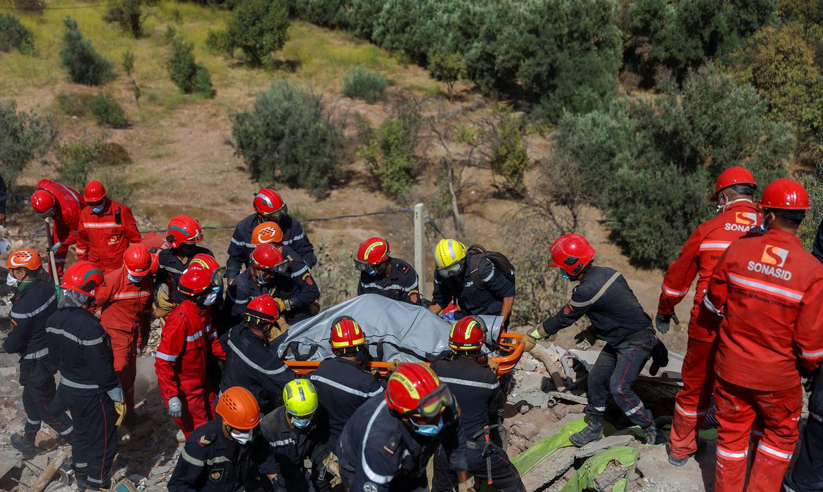 Terremoto no Marrocos | Equipes de quatro países auxiliam no resgate de vítimas