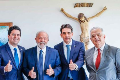 13.09.2023 - Presidente da República, Luiz Inácio Lula da Silva (PT), durante reunião com o Ministro de Portos e Aeroportos, Márcio França, Deputado Federal Silvio Costa Filho (Republicanos- PE) e Deputado Federal André Fufuca (PP-MA), no Palácio do Planalto. Brasília - DF. Foto: Ricardo Stuckert / PR