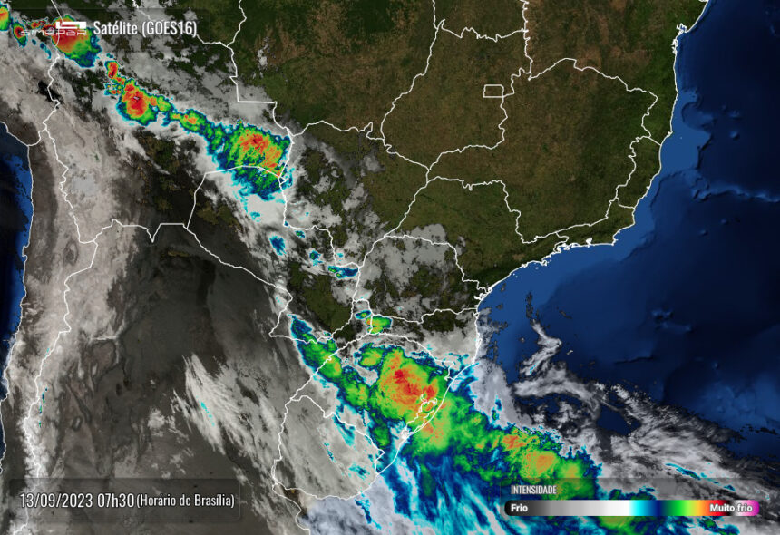 Chove no Paraná nesta quarta-feira com raios e ventos, confira detalhes da previsão