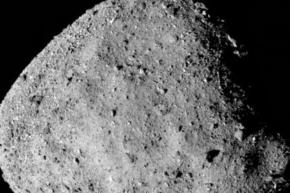 rocha de Bennu, um asteroide rico em Carbono, descoberto em 1999 e classificado como “objeto próximo à Terra”