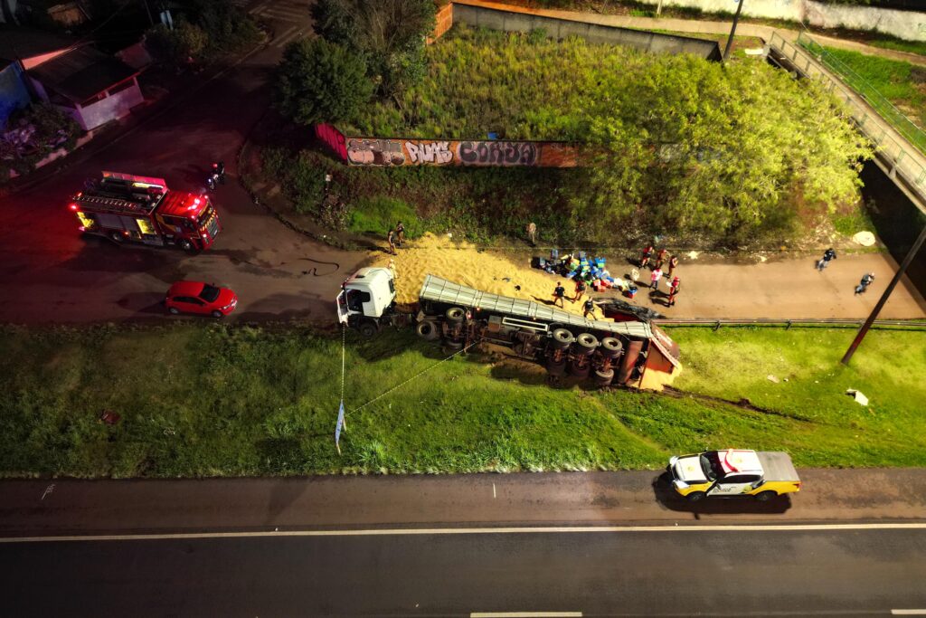 Polícia Militar encontra 3,2 toneladas de maconha em carreta tombada em Cascavel
Foto: PMPR