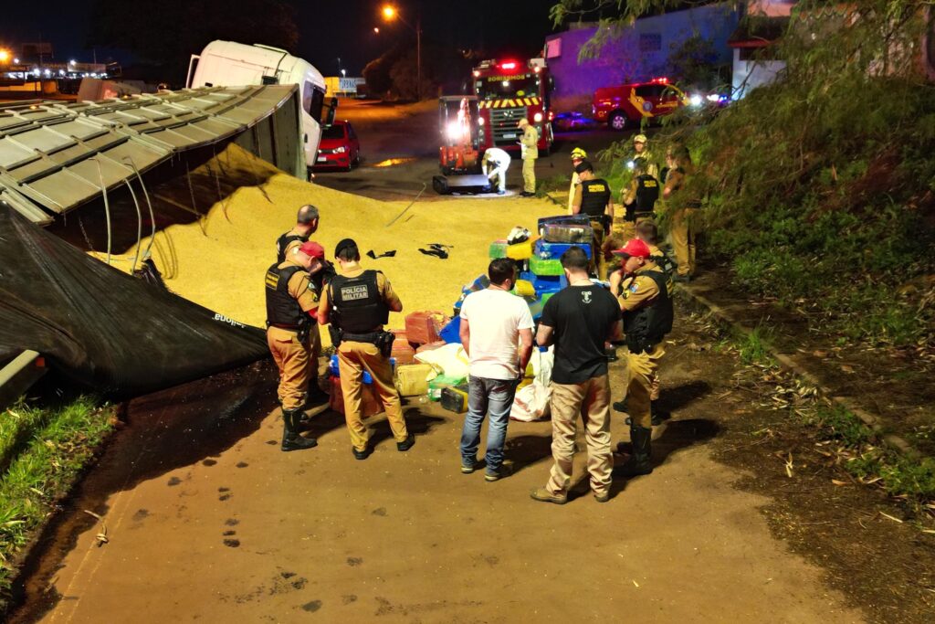 Polícia Militar encontra 3,2 toneladas de maconha em carreta tombada em Cascavel
Foto: PMPR