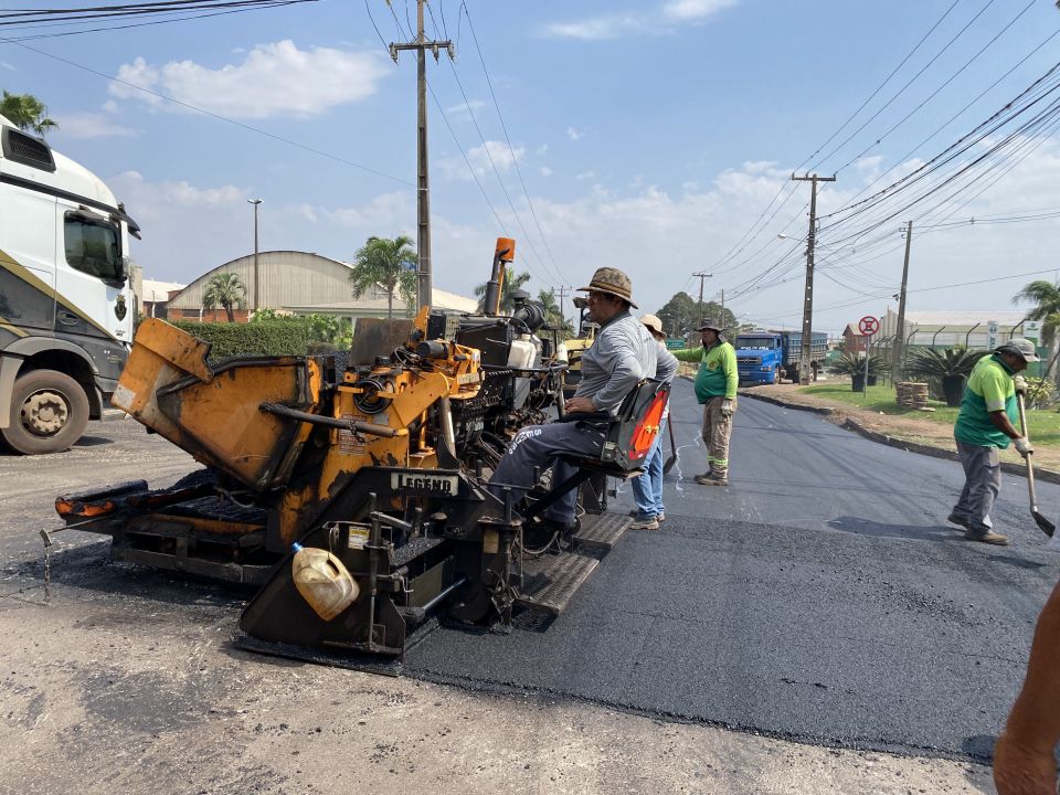 Prefeitura realiza recape na Estrada Oswaldo de Moraes Corrêa e segue com manutenção de pavimento em diversas regiões